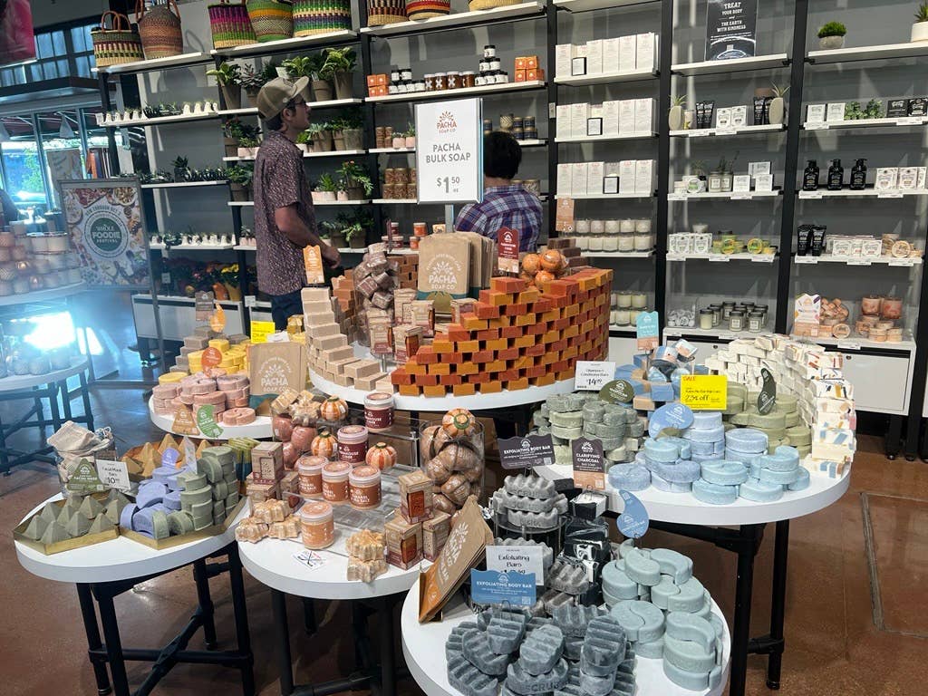 Pacha Jasmine Gardenia Froth Bomb