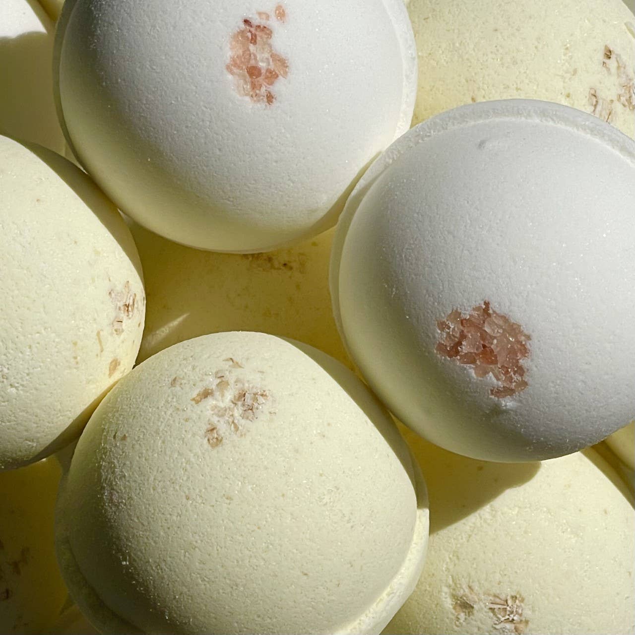 Honeybee Lemon Large Bath Bomb - 8oz
